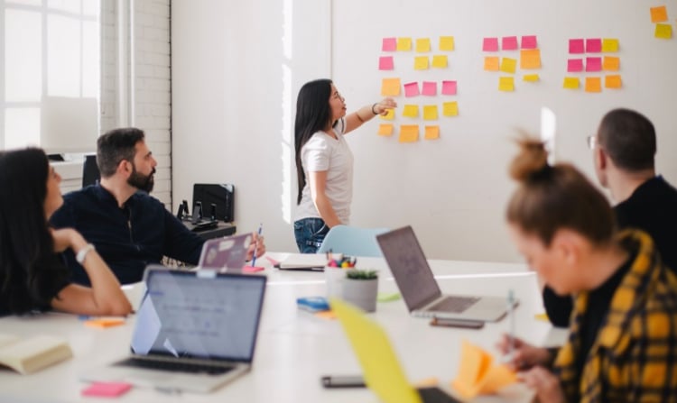Personnes en réunion utilisant un content hub